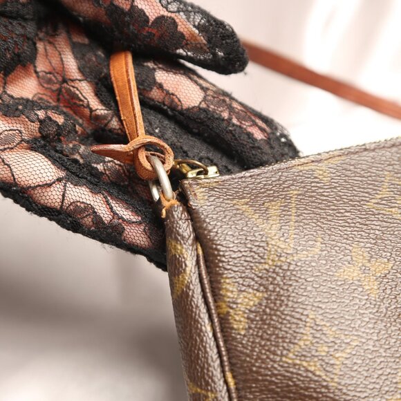 LOUIS VUITTON Pochette Monogram - Picture 5 of 9